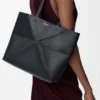 Saco Tote Médio Horizontal com Puzzle Fold em Pele de Bezerro de Grão Suave Saco Tote Médio Horizontal com Puzzle Fold em Pele de Bezerro de Grão Suave