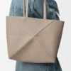 Saco Tote Médio Horizontal com Puzzle Fold em Pele de Bezerro de Grão Suave Saco Tote Médio Horizontal com Puzzle Fold em Pele de Bezerro de Grão Suave