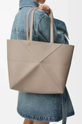 Saco Tote Médio Horizontal com Puzzle Fold em Pele de Bezerro de Grão Suave