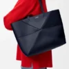 Saco Tote Médio Horizontal com Puzzle Fold em Pele de Bezerro de Grão Suave Saco Tote Médio Horizontal com Puzzle Fold em Pele de Bezerro de Grão Suave