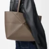 Saco Tote Médio Horizontal com Puzzle Fold em Pele de Bezerro de Grão Suave Saco Tote Médio Horizontal com Puzzle Fold em Pele de Bezerro de Grão Suave