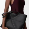 Saco Tote Médio Horizontal com Puzzle Fold em Pele de Bezerro de Grão Suave Saco Tote Médio Horizontal com Puzzle Fold em Pele de Bezerro de Grão Suave
