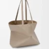 Saco Tote Médio Horizontal com Puzzle Fold em Pele de Bezerro de Grão Suave Saco Tote Médio Horizontal com Puzzle Fold em Pele de Bezerro de Grão Suave
