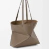 Saco Tote Médio Horizontal com Puzzle Fold em Pele de Bezerro de Grão Suave Saco Tote Médio Horizontal com Puzzle Fold em Pele de Bezerro de Grão Suave