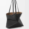 Saco Tote Médio Horizontal com Puzzle Fold em Pele de Bezerro de Grão Suave Saco Tote Médio Horizontal com Puzzle Fold em Pele de Bezerro de Grão Suave