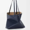 Saco Tote Médio Horizontal com Puzzle Fold em Pele de Bezerro de Grão Suave Saco Tote Médio Horizontal com Puzzle Fold em Pele de Bezerro de Grão Suave