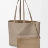Saco Tote Médio Horizontal com Puzzle Fold em Pele de Bezerro de Grão Suave Saco Tote Médio Horizontal com Puzzle Fold em Pele de Bezerro de Grão Suave