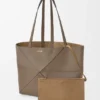 Saco Tote Médio Horizontal com Puzzle Fold em Pele de Bezerro de Grão Suave Saco Tote Médio Horizontal com Puzzle Fold em Pele de Bezerro de Grão Suave