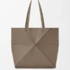 Saco Tote Médio Horizontal com Puzzle Fold em Pele de Bezerro de Grão Suave Saco Tote Médio Horizontal com Puzzle Fold em Pele de Bezerro de Grão Suave