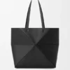 Saco Tote Médio Horizontal com Puzzle Fold em Pele de Bezerro de Grão Suave Saco Tote Médio Horizontal com Puzzle Fold em Pele de Bezerro de Grão Suave