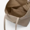 Saco Tote Médio Horizontal com Puzzle Fold em Pele de Bezerro de Grão Suave Saco Tote Médio Horizontal com Puzzle Fold em Pele de Bezerro de Grão Suave