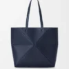 Saco Tote Médio Horizontal com Puzzle Fold em Pele de Bezerro de Grão Suave Saco Tote Médio Horizontal com Puzzle Fold em Pele de Bezerro de Grão Suave
