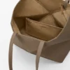 Saco Tote Médio Horizontal com Puzzle Fold em Pele de Bezerro de Grão Suave Saco Tote Médio Horizontal com Puzzle Fold em Pele de Bezerro de Grão Suave