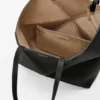 Saco Tote Médio Horizontal com Puzzle Fold em Pele de Bezerro de Grão Suave Saco Tote Médio Horizontal com Puzzle Fold em Pele de Bezerro de Grão Suave