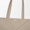 Saco Tote Médio Horizontal com Puzzle Fold em Pele de Bezerro de Grão Suave Saco Tote Médio Horizontal com Puzzle Fold em Pele de Bezerro de Grão Suave