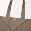 Saco Tote Médio Horizontal com Puzzle Fold em Pele de Bezerro de Grão Suave Saco Tote Médio Horizontal com Puzzle Fold em Pele de Bezerro de Grão Suave