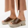 Sandália de plataforma tipo espadrilha «Petal» em pele de bezerro curtida vegetalmente Sandália de plataforma tipo espadrilha «Petal» em pele de bezerro curtida vegetalmente