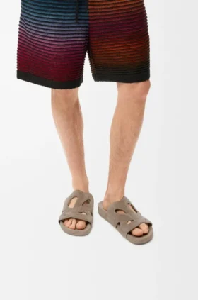 Sandália Ease Monogram em camurça