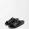 Sandália Ease Monogram em pele de bezerro curtida vegetalmente Sandália Ease Monogram em pele de bezerro curtida vegetalmente