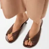 Sandália macia com pedra decorativa em tecido com efeito de ráfia Sandália macia com pedra decorativa em tecido com efeito de ráfia