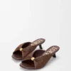 Sandália macia com pedra decorativa em tecido com efeito de ráfia Sandália macia com pedra decorativa em tecido com efeito de ráfia