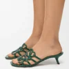 Sandália Petal Anagram em pele de bezerro com relevo de crocodilo Sandália Petal Anagram em pele de bezerro com relevo de crocodilo