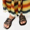 Sandália Petal Anagram em pele de bezerro curtida vegetalmente e tachas metálicas Sandália Petal Anagram em pele de bezerro curtida vegetalmente e tachas metálicas