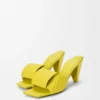 Sandália tipo «slide» em pele de borrego com efeito «origami» Sandália tipo «slide» em pele de borrego com efeito «origami»