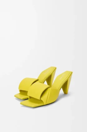 Sandália tipo «slide» em pele de borrego com efeito «origami» Sandália tipo «slide» em pele de borrego com efeito «origami»