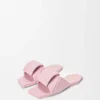 Sandália tipo «slide» em pele de borrego com efeito «origami» Sandália tipo «slide» em pele de borrego com efeito «origami»