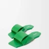 Sandália tipo «slide» em pele de borrego com efeito «origami» Sandália tipo «slide» em pele de borrego com efeito «origami»