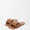 Sandália tipo «slide» em pele de borrego com efeito «origami» Sandália tipo «slide» em pele de borrego com efeito «origami»