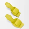 Sandália tipo «slide» em pele de borrego com efeito «origami» Sandália tipo «slide» em pele de borrego com efeito «origami»