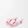 Sandália tipo «slide» em pele de borrego com efeito «origami» Sandália tipo «slide» em pele de borrego com efeito «origami»