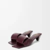 Sandália tipo «slide» em pele de borrego com efeito «origami» Sandália tipo «slide» em pele de borrego com efeito «origami»
