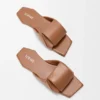 Sandália tipo «slide» em pele de borrego com efeito «origami» Sandália tipo «slide» em pele de borrego com efeito «origami»