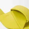 Sandália tipo «slide» em pele de borrego com efeito «origami» Sandália tipo «slide» em pele de borrego com efeito «origami»