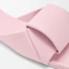 Sandália tipo «slide» em pele de borrego com efeito «origami» Sandália tipo «slide» em pele de borrego com efeito «origami»