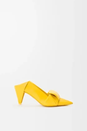 Sapatos de salto alto com aba traseira em estilo origami em pele de cordeiro