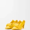 Sapatos de salto alto com aba traseira em estilo origami em pele de cordeiro Sapatos de salto alto com aba traseira em estilo origami em pele de cordeiro