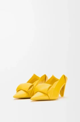 Sapatos de salto alto com aba traseira em estilo origami em pele de cordeiro