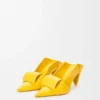 Sapatos de salto alto com aba traseira em estilo origami em pele de cordeiro Sapatos de salto alto com aba traseira em estilo origami em pele de cordeiro