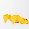 Sapatos de salto alto com aba traseira em estilo origami em pele de cordeiro Sapatos de salto alto com aba traseira em estilo origami em pele de cordeiro
