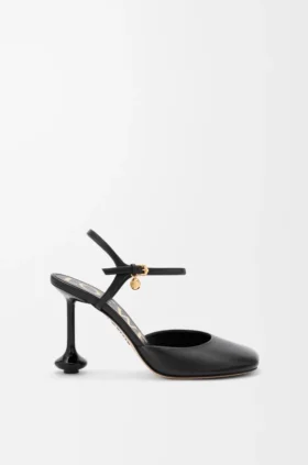 Sapatos de salto alto com tira no tornozelo em pele de borrego