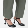 Sapatos de salto alto com tira no tornozelo em pele de borrego Sapatos de salto alto com tira no tornozelo em pele de borrego