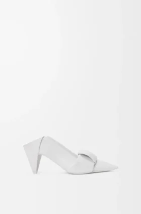 Sapatos de salto com aba em origami em pele de borrego