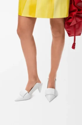 Sapatos de salto com aba em origami em pele de borrego