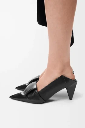 Sapatos de salto com aba em origami em pele de borrego
